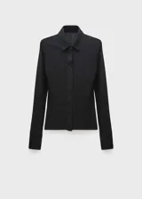 Blusa negra de manga larga con cuello camisero y cierre frontal con botones.