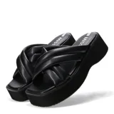 Sandalia de plataforma blanca con tiras acolchadas cruzadas.