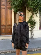 Buzo de punto con cuello redondo y mangas largas, confeccionado en lana merino y algodón.