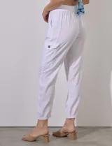 Jogger blanco de tencel con pretina ancha elastizada y lazo de ajuste, con bolsillos delanteros y laterales.