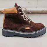 Bota acordonada de cuero color marrón con suela de goma negra.