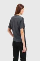 Remera gris topo de corte holgado con cuello redondo y mangas cortas. Presenta una estrella central con aplique de encaje.