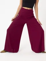 Pantalón de pierna ancha color burdeos, con pretina elastizada y confeccionado en tejido de jersey.