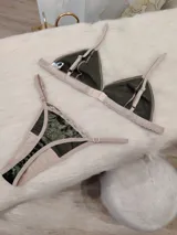 Conjunto de lencería verde musgo de terciopelo labrado con encaje y elásticos nude.