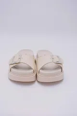 Sandalias negras de plataforma con hebilla ajustable y suela track.