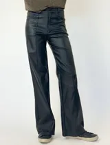 Pantalón de corte oxford de tela metalizada color cobre y elastizada.