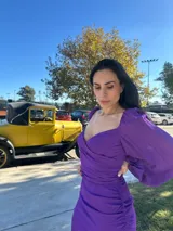 Vestido midi rojo con escote corazón, mangas largas abullonadas y falda drapeada.