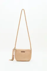 Cartera bandolera negra de cuero vacuno trenzado, con acceso superior con cierre metálico, interior forrado con bolsillos y correa de hombro trenzada.