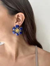 Caravanas artesanales de bronce enchapadas en oro, con diseño de flores esmaltadas en tonos suaves.