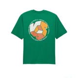 Remera verde de corte suelto con estampado gráfico en la parte posterior, de diseño urbano y moderno.