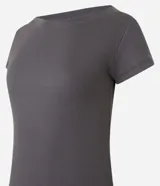 Blusa gris de rib con escote bote y manga corta.