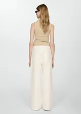 Pantalón de jean color crudo, de corte wide leg y tiro bajo.