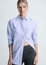 Pantalón acampanado gris oscuro con cierre lateral y tiro medio.