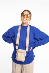 Bandolera de diseño práctico, color marrón con detalles en amarillo, ideal para llevar artículos esenciales.