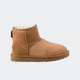 Bota clásica de piel de oveja, color tostado, con forro y plantilla también de piel de oveja, diseñada para comodidad y calidez.