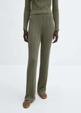 Pantalón de tejido de punto de canalé color verde oliva con lúrex, tiro alto, corte recto, cintura elástica y forro interior.