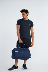 Remera de tejido dry fit color negro, diseñada para mayor comodidad y transpirabilidad durante el ejercicio.