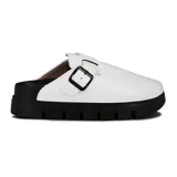 Zueco blanco con hebilla y plataforma negra.