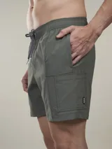 Short de baño verde oliva con cintura elástica ajustable con cordón, bolsillos laterales y un bolsillo trasero con ojal de drenaje.