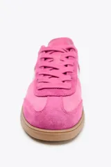 Zapatillas deportivas rosas de gamuza con detalles en blanco y suela marrón.