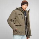 Parka color kaki, impermeable, con capucha ajustable y múltiples bolsillos frontales.