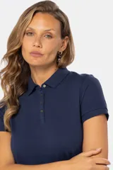 Polo azul marino de piqué con botones personalizados y mangas cortas.