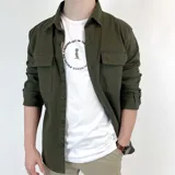 Sobrecamisa en gabardina color verde militar, con bolsillos en el pecho y corte clásico.