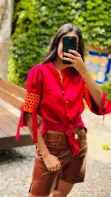 Vestido camisero corto color fucsia, confeccionado en lino imperial con botones de guampa y detalle de simil cuero calado en las mangas.
