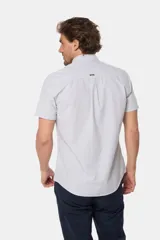 Camisa de hombre a rayas finas color rosa y blanco, de manga corta, con cuello abotonado, bolsillo en el pecho con logo bordado y botones personalizados. Confeccionada 100% en algodón.