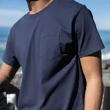 Remera azul de manga corta con bolsillo en el pecho.
