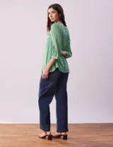 Blusa verde agua de gasa con cuello redondo y aplique de crochet. Tiene mangas 3/4 amplias con puño y botón, y forro interno a tono.