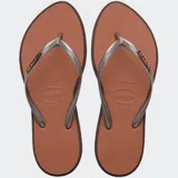 Ojotas Havaianas Slim Point color marrón con tiras plateadas y logo metalizado.
