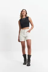 Top negro sin mangas, de corte cropped y textura acanalada.