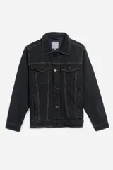 Campera de jean azul con cuello clásico, cierre frontal con botones metálicos, bolsillos con solapa abotonada en el pecho y bolsillos laterales.