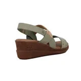 Sandalia de mujer con taco corrido (cuña) de color marrón oscuro. La capellada es de cuero color verde claro, con una tira ancha tejida en tonos beige y dorado sobre el empeine. Posee una tira trasera elástica para ajuste y una tira delantera con perforaciones decorativas.