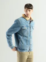 Campera de jean clásica con interior de corderito, diseño vintage y botones frontales.