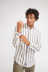 Camisa de hombre a cuadros color beige y azul marino, de corte slim fit, con mangas largas, cartera abotonada y logo bordado en el pecho. Confeccionada en algodón.