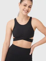 Top deportivo negro con breteles anchos y diseño cruzado en el frente.
