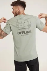 Remera de algodón color amarillo claro con estampado pequeño en el pecho.