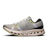 Championes de running On Cloudsurfer 2, color gris claro con detalles en blanco y amarillo.