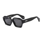 Lentes de sol unisex, con montura rectangular gruesa de plástico reciclado color negro y cristales amarillos con filtro UV 400.