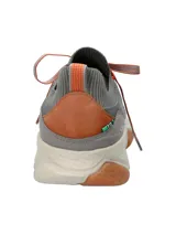 Zapatilla casual gris de tejido de poliéster con cordones naranjas, cuello elástico y suela de goma y EVA.