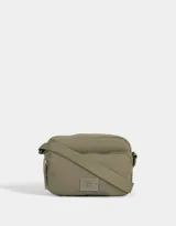 Bandolera color verde militar, de tela deportiva, con correa larga regulable, acceso mediante cierre superior y bolsillo frontal con cierre.