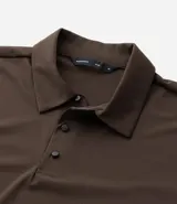 Camisa polo negra de manga corta, confeccionada en poliamida y elastano, con cuello inglés abotonado y tecnología Performance que proporciona mayor comodidad térmica, elasticidad y secado rápido.
