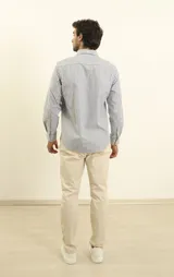 Camisa sport de manga larga con cuello buttondown, confeccionada en algodón tipo Oxford con rayas.