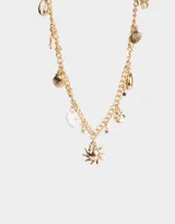 Collar corto dorado con cadena de eslabones y dijes colgantes de sol, conchas marinas, estrellas, corazón, flor y cuentas.