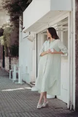 Sandalias de cuero color verde agua y blanco, con taco de madera de 6cm y hebilla dorada.