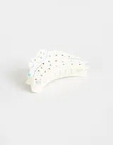 Broche de plástico blanco con forma de perro y diseño de lunares de colores.