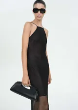 Vestido largo negro de malla con forro interior, cuello halter, espalda abierta, tirantes finos, detalle de strass y diseño entallado.