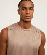 Musculosa deportiva negra de hombre, con cuello redondo, corte regular y estampa heat print. Cuenta con tecnología Dry para mayor transpirabilidad.